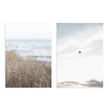 Ensemble de deux tableaux avec herbes sèches, fleurs sauvages, mer floue, ciel clair, oiseau en vol, tons sable, beige et bleu doux, style nature et paysages. Disponible sur kudeko.com