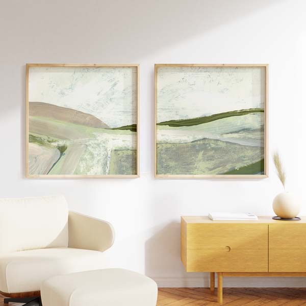Conjunto de dos cuadros con paisaje abstracto de colinas y campos suaves en verde salvia, beige, gris claro y blanco roto, de estilo naturaleza y paisajes. Disponible en kudeko.com
