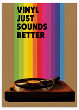 Wandbild mit Retro-Design einer Schallplattenspieler und dem Schriftzug „VINYL JUST SOUNDS BETTER“, dekorativer Vintage-Stil für den Wohnraum. Erhältlich auf kudeko.com