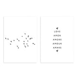 Set aus zwei Wandbildern mit schwarzen Vögeln im Flug, den Wörtern LOVE, AMOR, AMORE, AMOUR und AMARE auf weißem Hintergrund, im minimalistischen und modernen Stil. Erhältlich auf kudeko.com