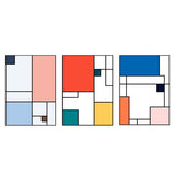 Set aus drei Wandbildern mit rechteckigen Formen, klaren schwarzen Linien und Farbflächen in Blau, Rot, Rosa, Gelb, Türkis und Weiß im geometrischen Bauhaus-Stil auf hellem Grund. Erhältlich auf kudeko.com