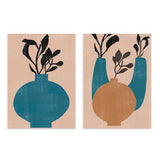 Conjunto de dos cuadros con jarrones abstractos en azul petróleo y mostaza, con ramas de hojas negras sobre fondo beige de estilo abstracto. Disponible en kudeko.com