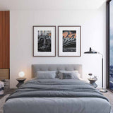 Wandbild mit ausgebranntem verlassenem Auto in einer verfallenen Industriehalle, mit Graffiti, schwarzen und grauen Tönen sowie orangefarbenen Details, in einem urbanen fotografischen Stil. Erhältlich auf kudeko.com