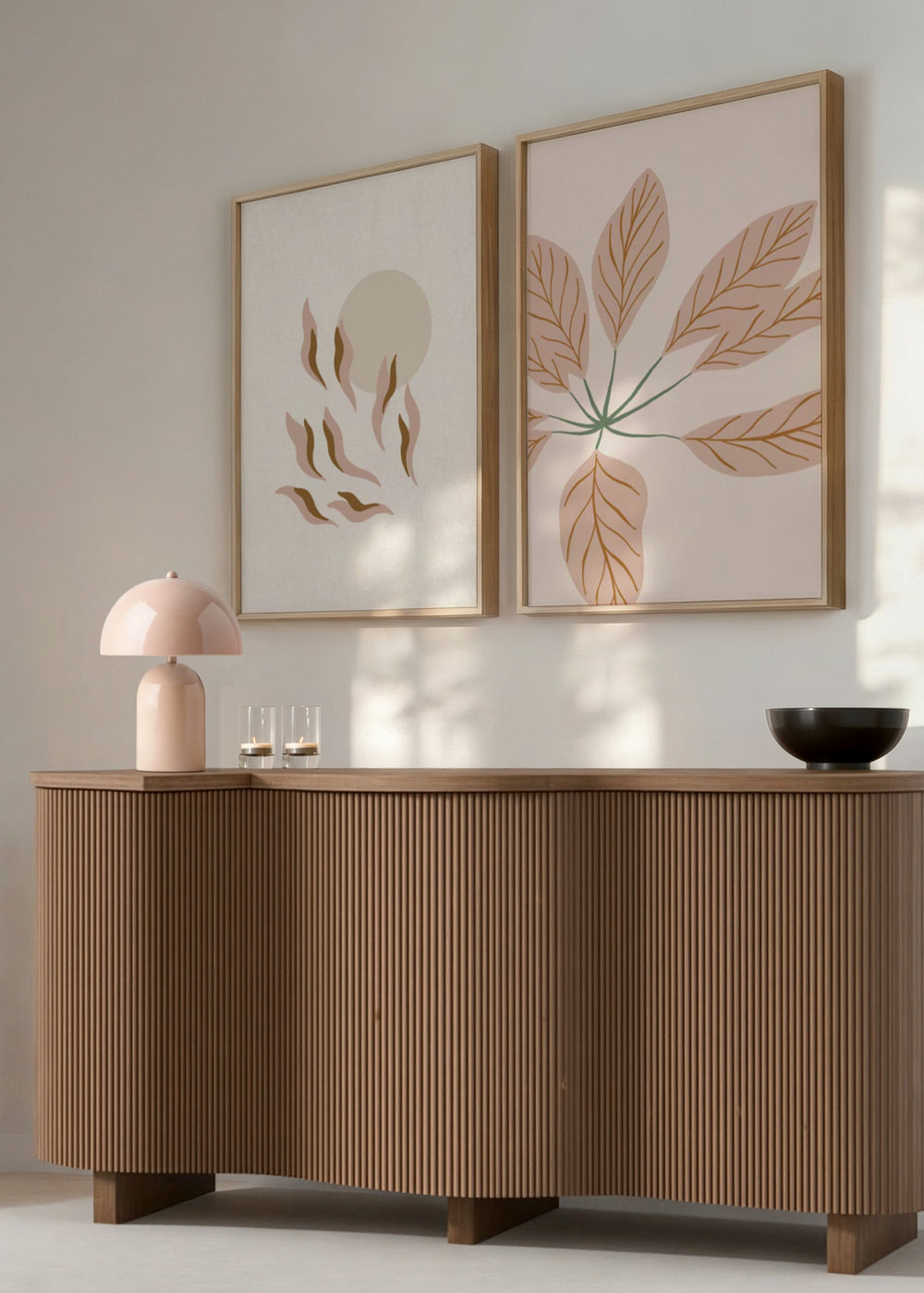 Conjunto de dois quadros com folhas estilizadas, formas orgânicas, círculo bege, tons de rosa envelhecido, castanho suave e verde acinzentado, em estilo minimalista. Disponível em kudeko.com
