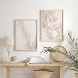 decoración con cuadros, ideas - conjunto de dos cuadros nórdicos con fotografías de flores en tonos beige - kudeko