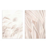 Conjunto de dois quadros com canas suaves e folhas botânicas alongadas em tons de bege, areia e branco pérola, com estilo natural e paisagístico sereno. Disponível em kudeko.com