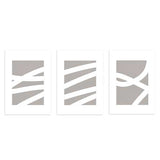Set aus drei Wandbildern mit abstrakten Formen aus breiten weißen Linien auf taupegrauem Hintergrund, klare und ausgewogene Komposition im zeitgenössischen minimalistischen Stil. Erhältlich auf kudeko.com