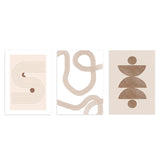 Conjunto de três quadros com formas abstratas curvas, linhas suaves, semicírculos e círculos em tons de bege, areia e castanho claro, de estilo minimalista. Disponível em kudeko.com