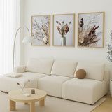 decoración con cuadros, ideas - conjunto de cuadros fotográficos y florales sobre fondo gris - kudeko