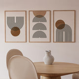 Ensemble de trois tableaux avec demi-arcs linéaires noirs, demi-cercles superposés et cercles en tons terracotta et beige, dans un style géométrique sur fond clair. Disponible sur kudeko.com