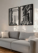 Set aus zwei gerahmten Wandbildern mit Eiffelturm und Arc de Triomphe in Weiß, Schwarz und Grau, mit PARIS Typografie und fotografischem urbanem Stil. Erhältlich auf kudeko.com