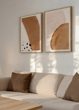 Set aus zwei Wandbildern mit organischen abstrakten Formen in Terrakotta, warmem Beige, Puderrosa, hellem Hintergrund und kleinen schwarzen Akzenten, zeitgemäßer Stil. Erhältlich auf kudeko.com