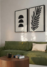 Set aus zwei Wandbildern mit schwarzen halbkreisförmigen Formen und linearem botanischem Blatt in Schwarz auf cremeweißem Hintergrund, im minimalistischen und zeitgenössischen Stil. Erhältlich auf kudeko.com