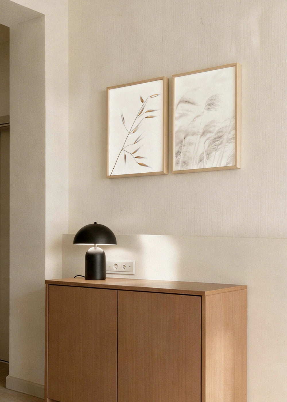 Ensemble de deux tableaux avec épis d’avoine beige, crème et brun clair, composition botanique légère sur fond blanc, style minimaliste et naturel pour décoration murale. Disponible sur kudeko.com