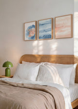 Ensemble de trois tableaux abstraits encadrés en bleu ciel, corail doux et pêche, avec formes organiques, taches fluides et style moderne léger. Disponible sur kudeko.com