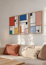 Set aus drei Wandbildern mit rechteckigen Formen, klaren schwarzen Linien und Farbflächen in Blau, Rot, Rosa, Gelb, Türkis und Weiß im geometrischen Bauhaus-Stil auf hellem Grund. Erhältlich auf kudeko.com