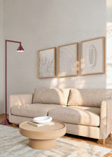 Set aus drei Wandbildern mit natürlicher Textur in Beigetönen, hellen leicht unscharfen Ähren und abstrakter Komposition mit feinen Linien auf neutralen Hintergründen, im minimalistischen Stil. Erhältlich auf kudeko.com