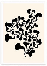 Wandbild mit abstrakter Pflanze, feinen Zweigen und schwarzen organischen Blättern auf cremefarbenem Hintergrund, im minimalistischen zeitgenössischen Stil. Erhältlich auf kudeko.com