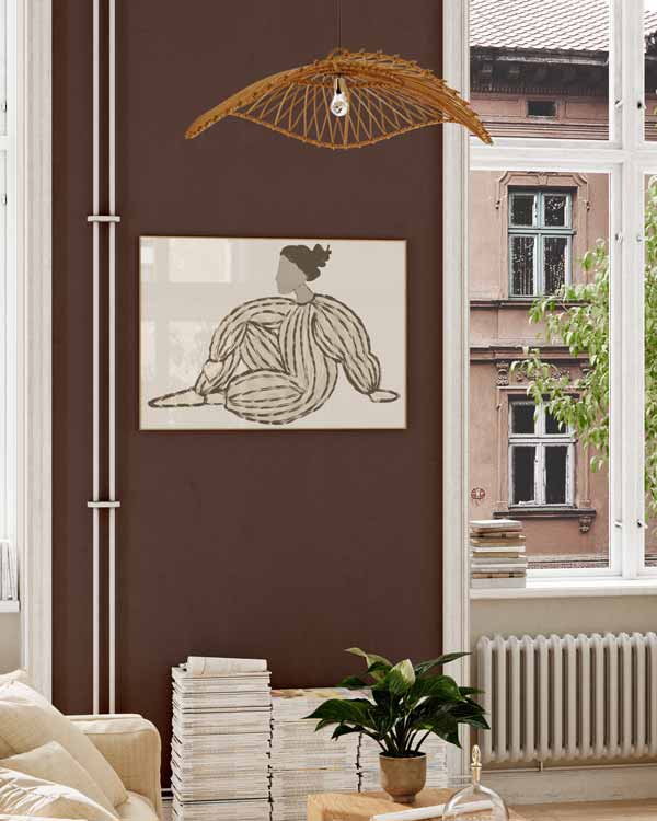Horizontales Wandbild mit sitzender Frau, gestreiftem Kleid in Schwarz und Beige, hellem Hintergrund, klaren Linien und ruhiger Komposition im zeitgenössischen Illustrationsstil. Erhältlich auf kudeko.com