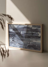 Tableau horizontal avec composition abstraite de formes superposées en gris, bleu gris, blanc et noir, texture douce et style contemporain équilibré pour décoration murale. Disponible sur kudeko.com