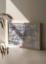 Horizontales Wandbild mit abstrakter Komposition, überlagerten Texturen, weichen Flächen und breiten Spuren in Grau, Off-White und Graublau, im modernen ausgewogenen Stil. Erhältlich auf kudeko.com