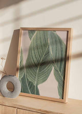 decoración con cuadros, ideas - lámina decorativa de flores verdes sobre fondo beige crema, estilo decorativo nórdico, de flores - kudeko