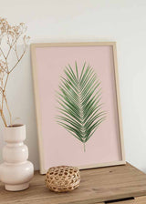 decoración con cuadros, ideas - lámina decorativa de hoja de palmera verde sobre fondo beige crema, estilo nórdico y de flores - kudeko