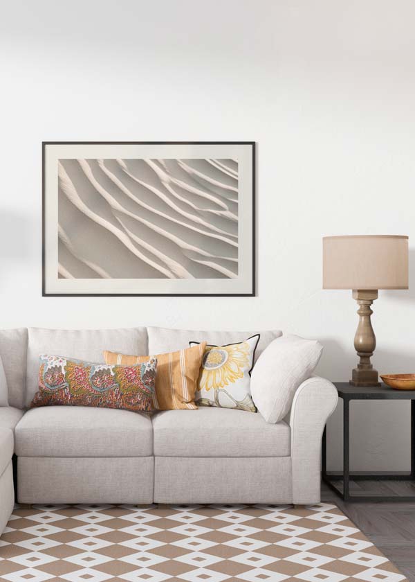 Cuadro horizontal con relieve abstracto de líneas onduladas en tonos arena, blanco roto y gris suave, de estilo minimalista. Disponible en kudeko.com