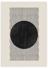 Cuadro con círculo negro central sobre fondo beige y líneas onduladas negras, composición gráfica limpia de estilo minimalista. Disponible en kudeko.com