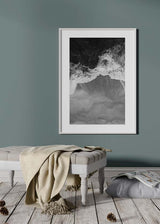 Wandbild mit Meeresmotiv aus der Luft, schäumenden Wellen, dunklem Wasser, sanfter Uferlinie und fotografischer Schwarz-Weiß-Komposition im modernen Stil. Erhältlich auf kudeko.com