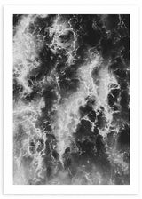 Cuadro de mar en blanco y negro con espuma blanca, agua oscura, contraste intenso y estética fotográfica contemporánea. Disponible en kudeko.com