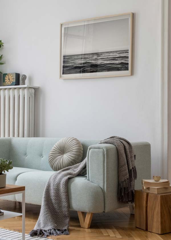 Cuadro horizontal de mar en blanco y negro con horizonte despejado, olas suaves, cielo amplio y estilo fotográfico de estética serena. Disponible en kudeko.com
