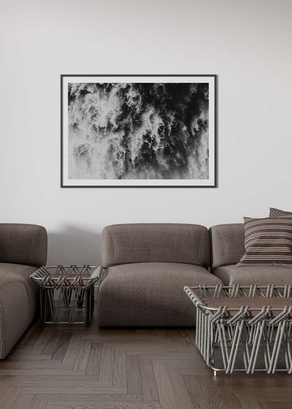 Cuadro horizontal con mar visto desde arriba, espuma blanca en movimiento, aguas oscuras y composición de alto contraste, de estilo blanco y negro. Disponible en kudeko.com
