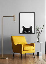 Cuadro con gato negro asomando, ojos claros intensos, fondo blanco amplio, composición limpia de alto contraste y estilo minimalista. Disponible en kudeko.com