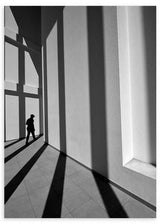 lámina decorativa fotográfica en blanco y negro de sombras proyectadas y persona - kudeko