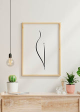 Cuadro con silueta lineal de cuerpo femenino en negro sobre fondo blanco, composición limpia de estilo minimalista. Disponible en kudeko.com