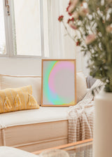 Cuadro decorativo de estilo abstracto y minimalista colocado en salón, composición abstracta etérea en tonos pastel, modelo Fluorescence I