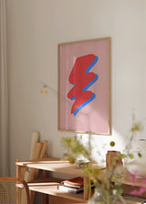 Tableau encadré avec éclair zigzag rouge, ombre bleue, fond rose poudré et composition abstraite au style graphique pour décoration murale contemporaine. Disponible sur kudeko.com