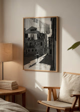Wandbild mit urbaner Schwarz-Weiß Szene, Mädchen beim Seilspringen, alten Gebäuden, aufgehängter Wäsche, seitlichem Licht und dokumentarischem fotografischem Stil. Erhältlich auf kudeko.com