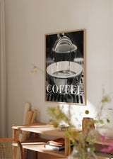 Gerahmtes Wandbild mit Espressotasse, eingeschenktem Kaffee aus der Maschine, in Schwarz-Weiß, mit klarem Kontrast, fotografischem Stil und sichtbarer Typografie. Erhältlich auf kudeko.com