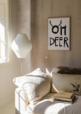 Cuadro decorativo de estilo blanco_y_negro y minimalista colocado en habitación infantil, lámina tipográfica de ciervo en blanco y negro, modelo Oh Deer