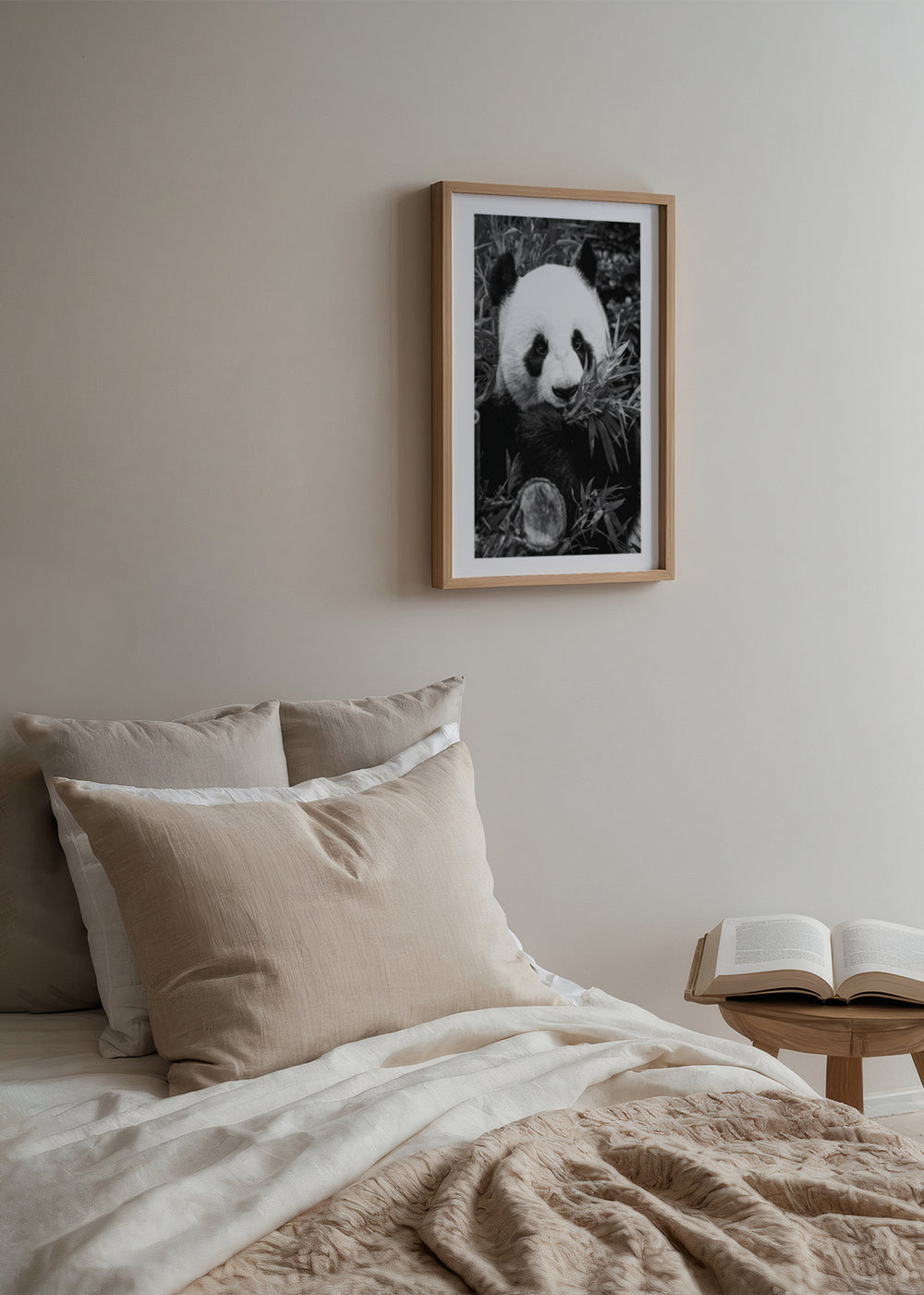 Cuadro decorativo de estilo blanco_y_negro y minimalista colocado en habitación infantil, fotografía en blanco y negro de panda entre bambú, modelo Salvaje Panda