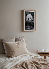 Gerahmtes Wandbild mit Panda zwischen Bambusblättern in Weiß, Schwarz und Grautönen, starkem Kontrast und elegantem Tiermotivstil. Erhältlich auf kudeko.com