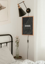 Quadro com linhas topográficas brancas sobre fundo preto, texto DISCOVER ao centro, estilo geométrico contemporâneo e contraste gráfico marcante. Disponível em kudeko.com