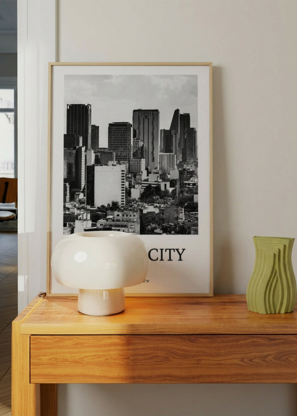 Gerahmtes Wandbild mit Skyline von Mexiko-Stadt in Schwarz-Weiß, modernen Wolkenkratzern, urbanen Gebäuden und eleganter Typografie im fotografischen Stil. Erhältlich auf kudeko.com