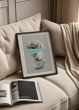 Quadro com busto clássico greco-romano em branco e cinzento, fundo neutro, faixa turquesa sobre os olhos, círculo preto fino no pescoço, estilo abstrato contemporâneo. Disponível em kudeko.com