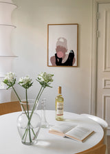 Cuadro decorativo de estilo blanco_y_negro y minimalista colocado en salón, ilustración minimalista inspirada en Audrey Hepburn con chicle rosa, modelo Audrey Hepburn Bubblegum