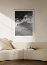 Wandbild mit Meeresmotiv aus der Luft, schäumenden Wellen, dunklem Wasser, sanfter Uferlinie und fotografischer Schwarz-Weiß-Komposition im modernen Stil. Erhältlich auf kudeko.com