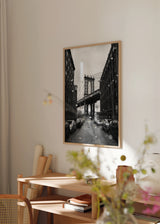 Cuadro decorativo de estilo blanco_y_negro y minimalista colocado en salón, fotografía en blanco y negro del puente de Brooklyn, modelo Brooklyn I