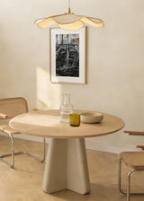 Wandbild mit ausgebranntem verlassenem Auto in einer verfallenen Industriehalle, mit Graffiti, schwarzen und grauen Tönen sowie orangefarbenen Details, in einem urbanen fotografischen Stil. Erhältlich auf kudeko.com